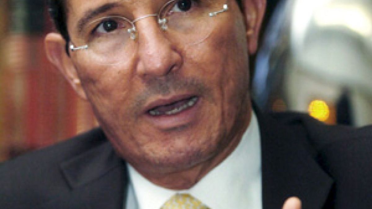 Dimite el ministro de Exteriores de Colombia, Fernando Araújo, ex rehén de las FARC