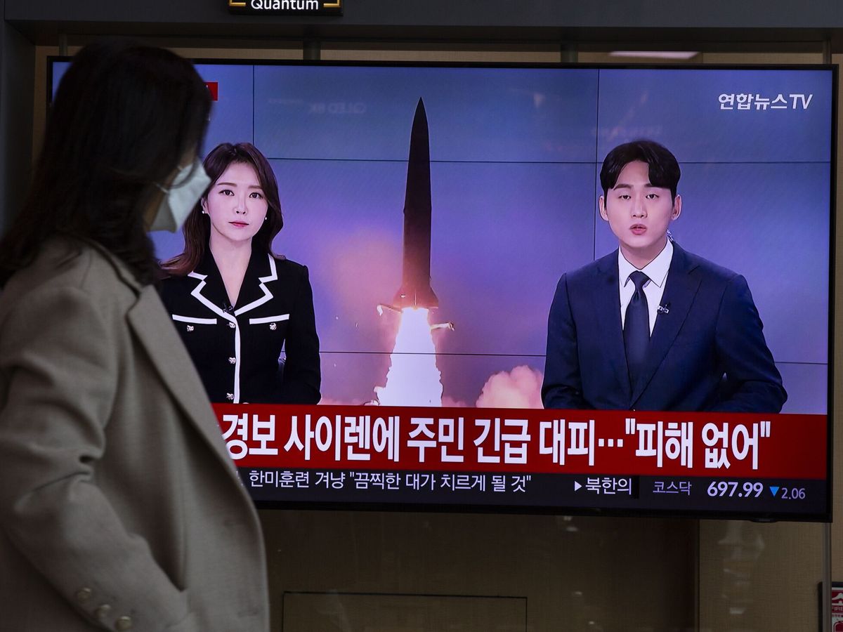 Foto: Una mujer observa la televisión surcoreana, que narra los lanzamientos de misiles de Pionyang. (EFE/Jeon Heon-Kyun)