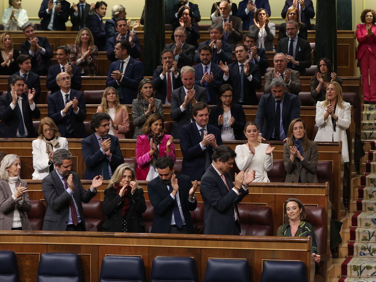 Foto: La bancada del PP en el Congreso aplaude a la portavoz parlamentaria, Cuca Gamarra. (EFE/Kiko Huesca)