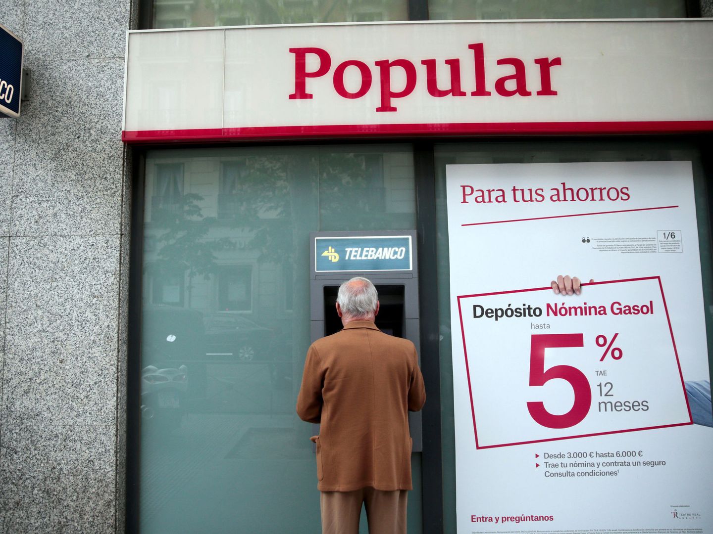 Un hombre retira dinero de un cajero del Banco Popular. (Reuters)