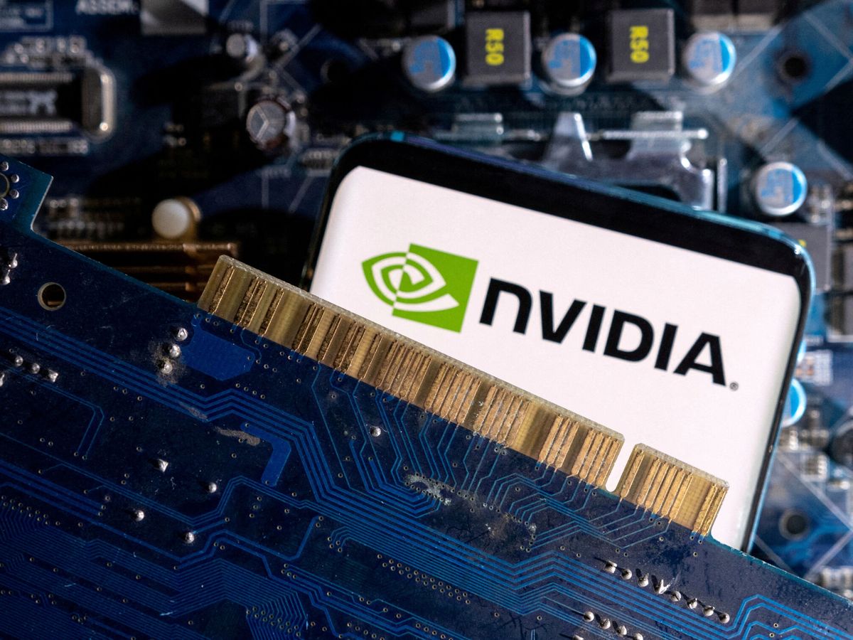 Foto: Ilustración con el logo de Nvidia y uno de sus chips. (Reuters/Dado Ruvic)