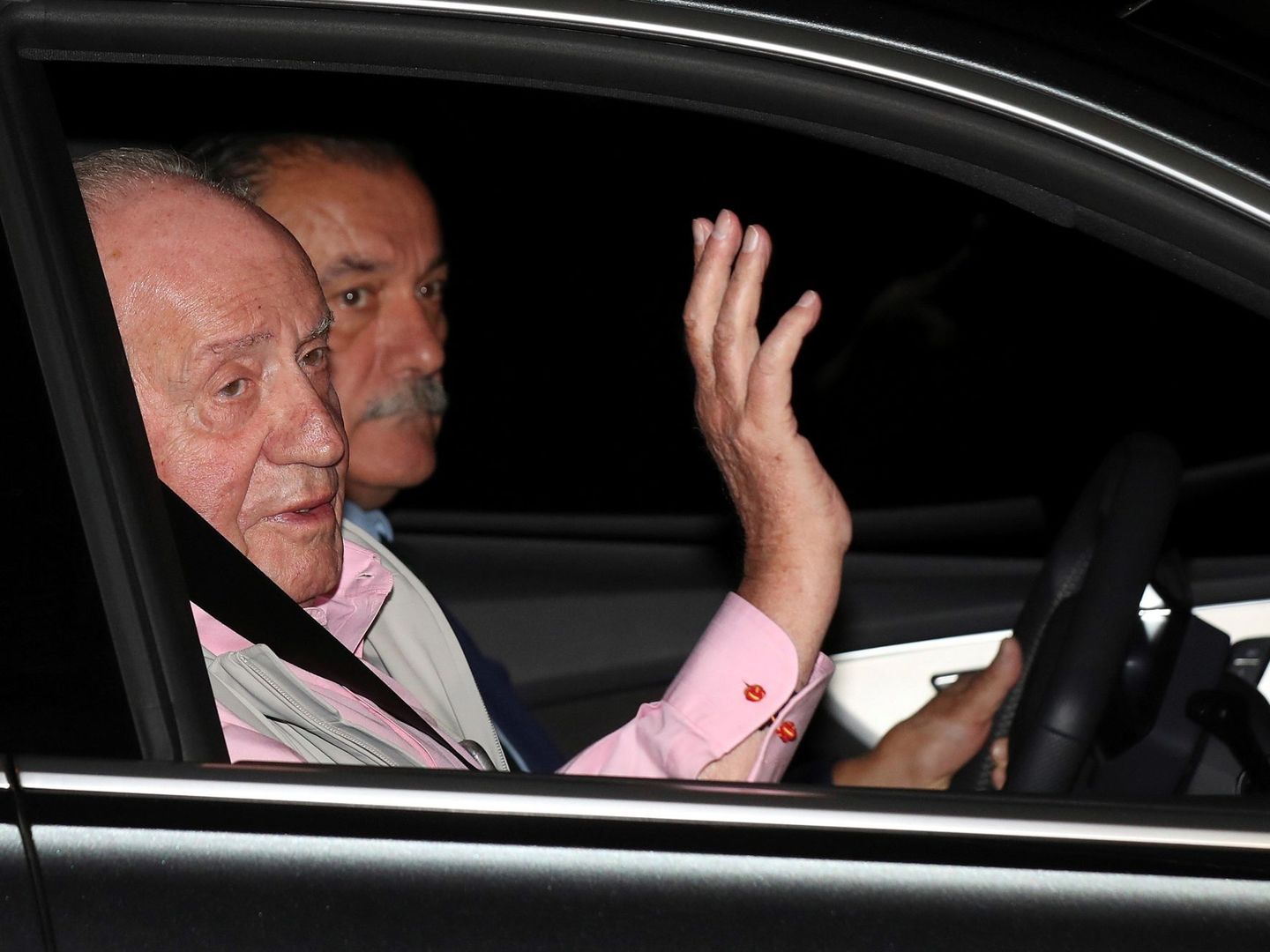 El rey Juan Carlos, el pasado viernes cuando ingresó en el hospital. (EFE)