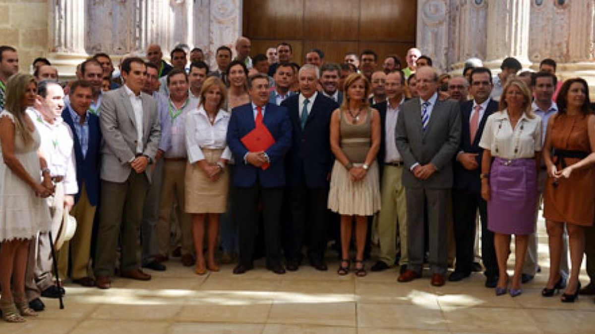 Insultos y abucheos en el Parlamento andaluz sobre la expulsión electoral de los alcaldes