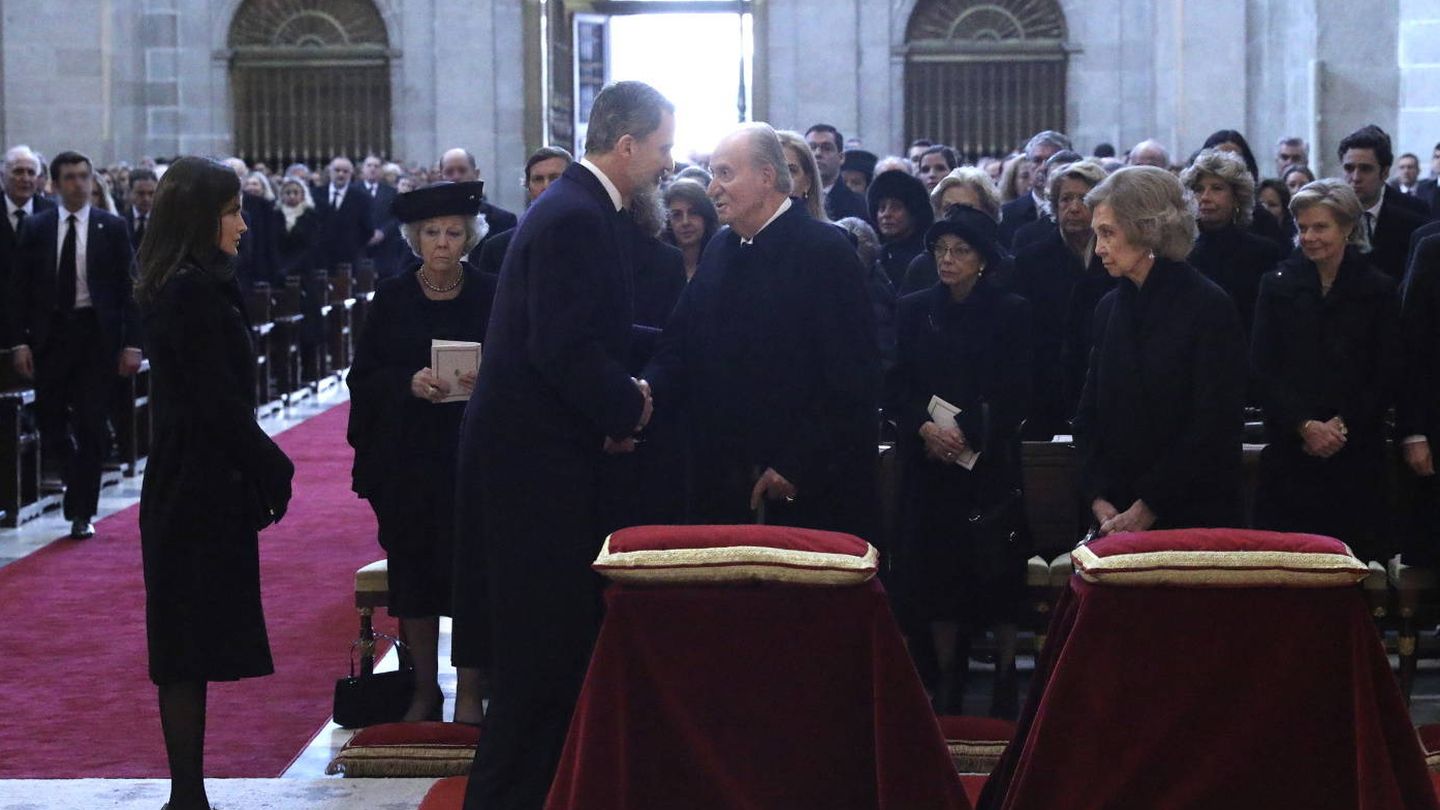 Los Reyes, saludando a los eméritos en el funeral de la infanta Pilar. (Web de Casa Real)