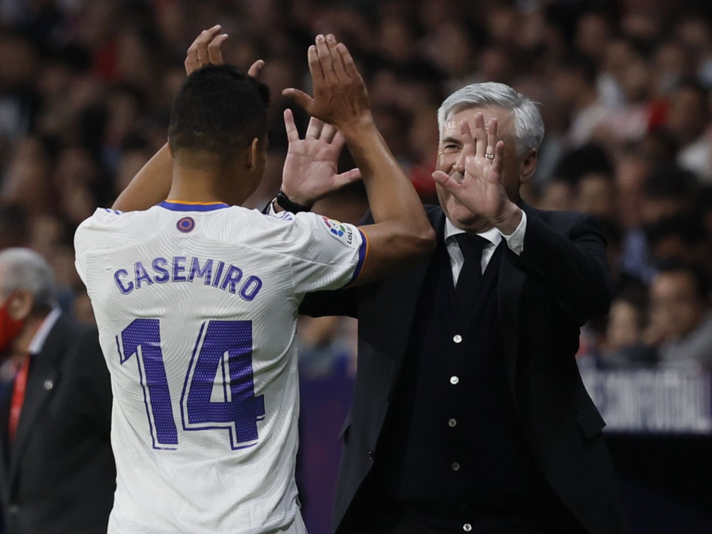 Casemiro choca las manos con Ancelotti en el Metropolitano. (EFE/Luis Díaz)