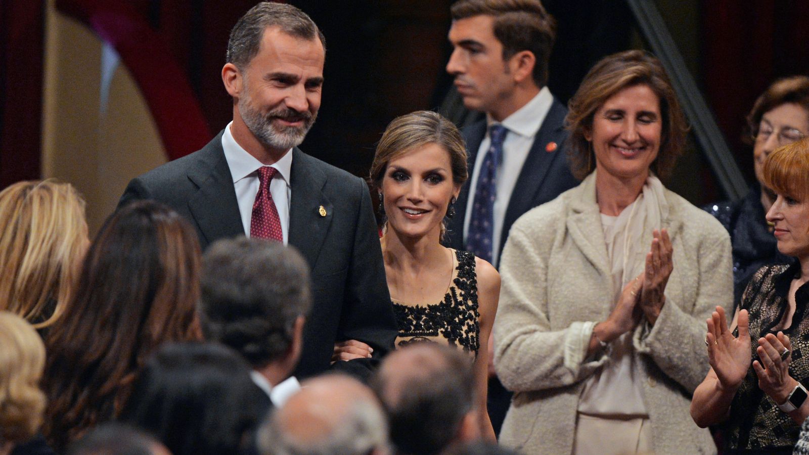 Foto: Los Reyes Felipe y Letizia a su llegada al Teatro Campoamor en la ceremonia de los Premios Princesa de Asturias. (Reuters)