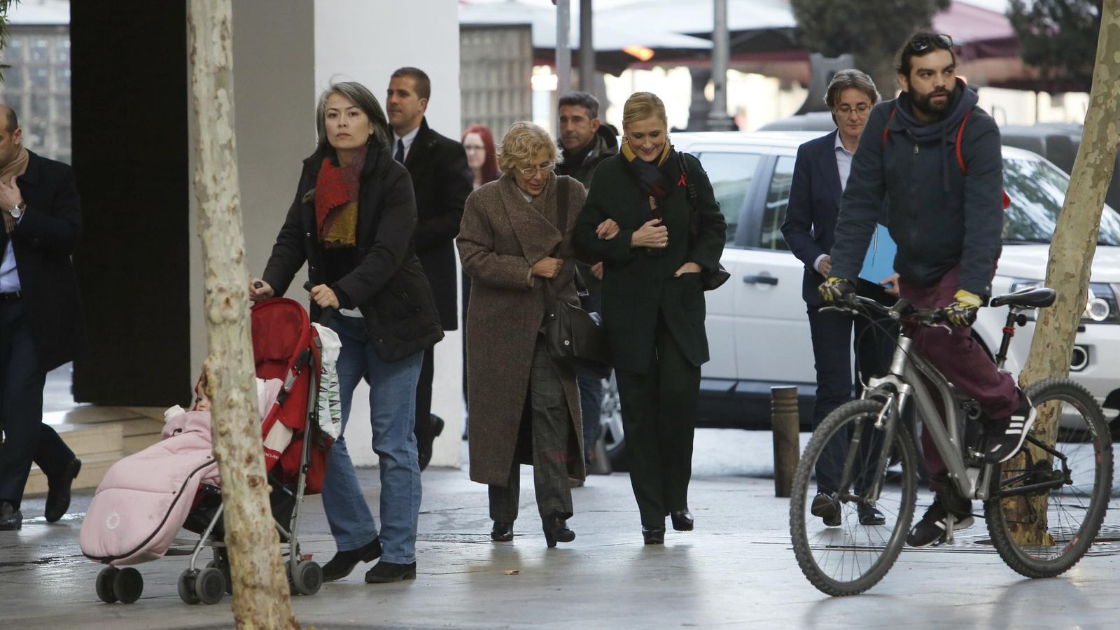 Foto: Carmena y Cifuentes pasean por el centro de Madrid tras comer juntas. (Cordon Press)