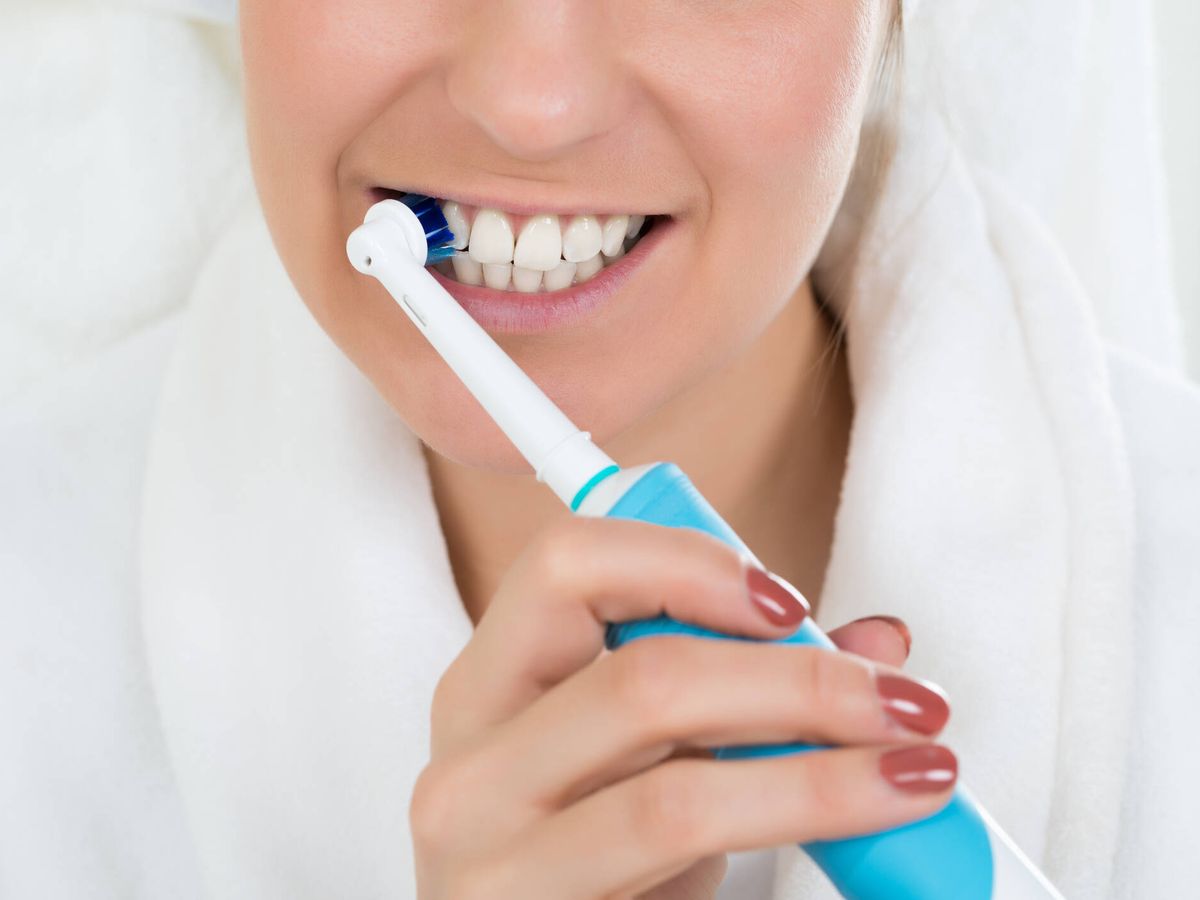 Foto: Una dentista revela en TikTok la forma correcta de usar un cepillo de dientes eléctrico (iStock)