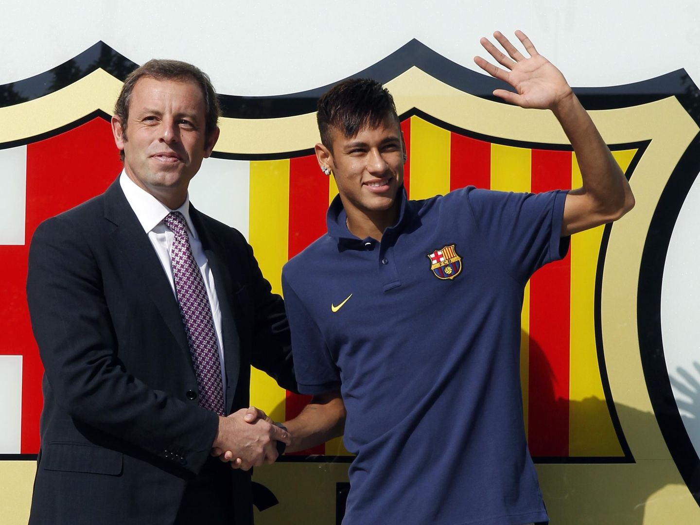 Rosell y Neymar tras la firma del contrato del brasileño. (Reuters)