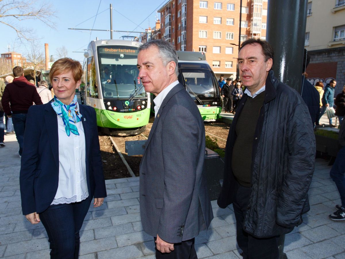 Foto: Iñigo Urkullu junto a otros miembros del gobierno vasco. (EFE)