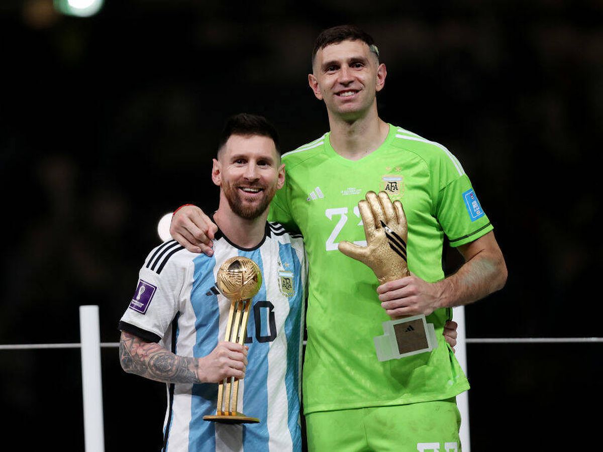 Foto: Leo Messi y Dibu Martínez, tras la final del Mundial de Qatar 2022. (Getty/Julian Finney)