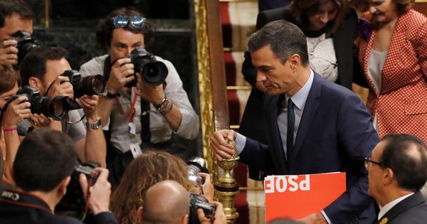 Foto: El candidato socialista a la presidencia del Gobierno, Pedro Sánchez, abandona el hemiciclo después de que el pleno del Congreso volviera a rechazar su investidura. (EFE)