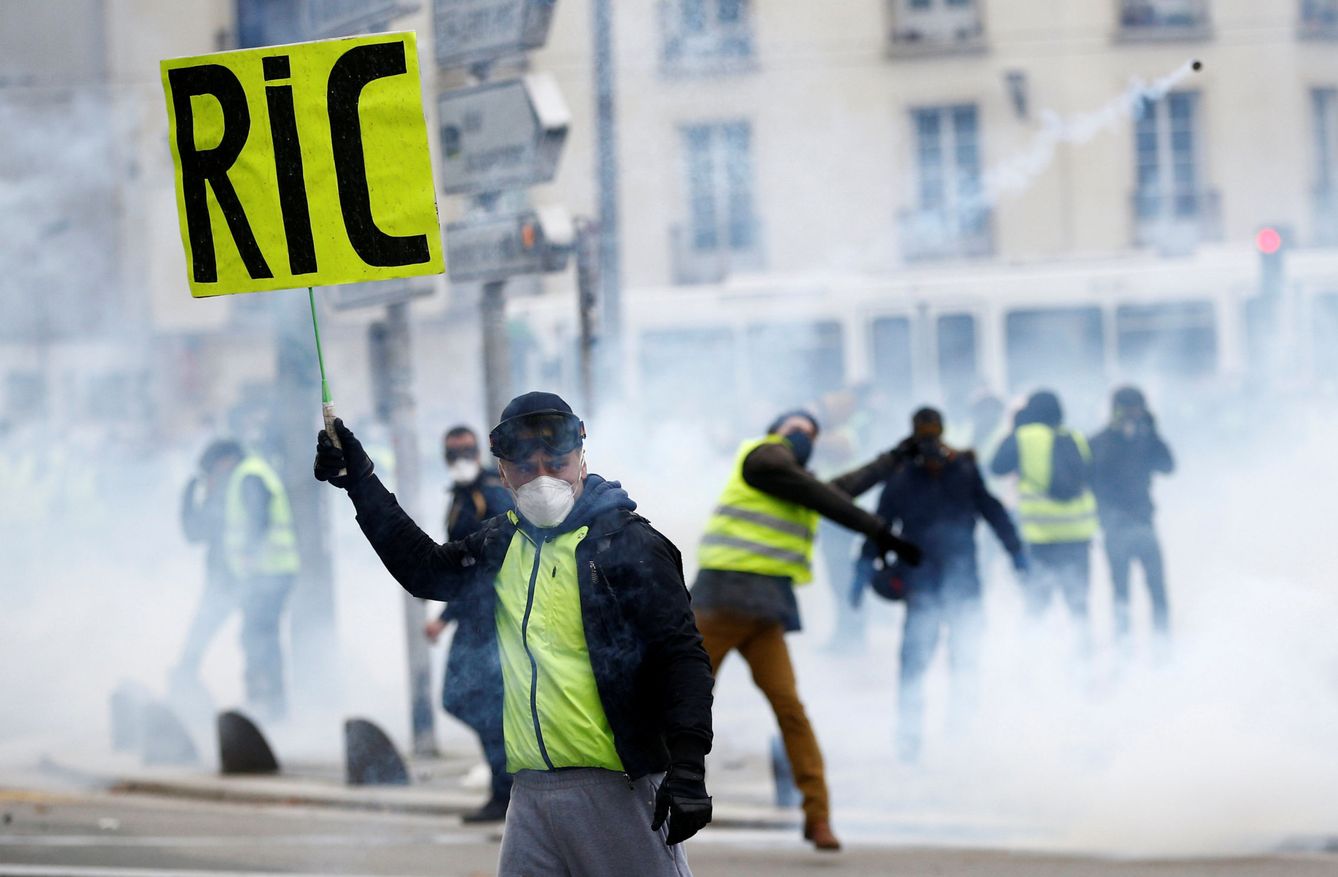 Miembros de los chalecos amarillos se enfrentan con la policía en Nantes, el 22 de diciembre de 2018. (Reuters)