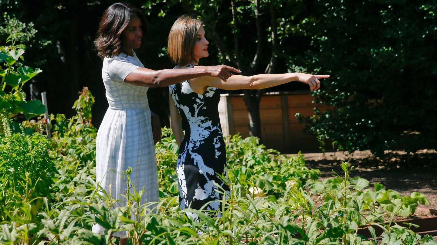 Michelle Obama y la reina Letizia, en el huerto ecológico de la Casa Blanca. (Cordon Press)