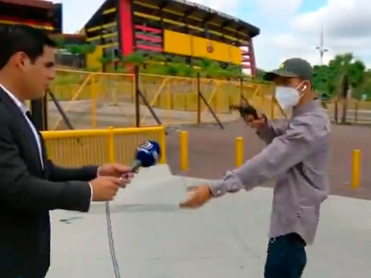 Foto: El ladrón no dudó en encañonar al periodista con su pistola (Twitter)