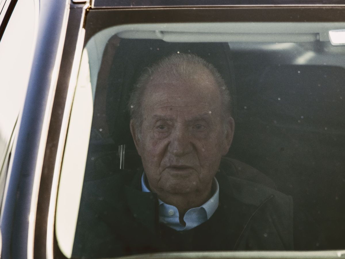 Foto: Juan Carlos ha llegado ya a Vigo y le ha recogido Pedro Campos. (EFE/Brais Lorenzo)