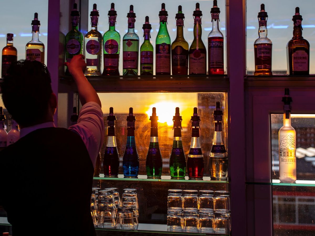 Foto: Un camarero prepara una bebida. (Reuters)