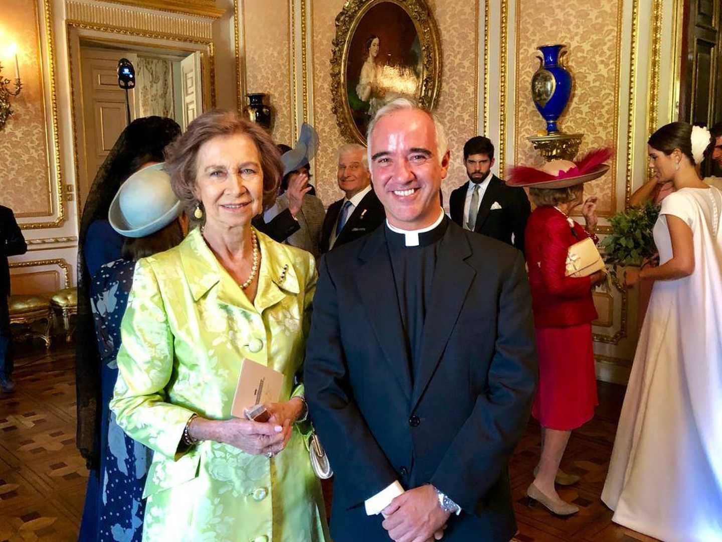 La reina Sofía y el padre Sánchez-Dalp, tras el enlace.