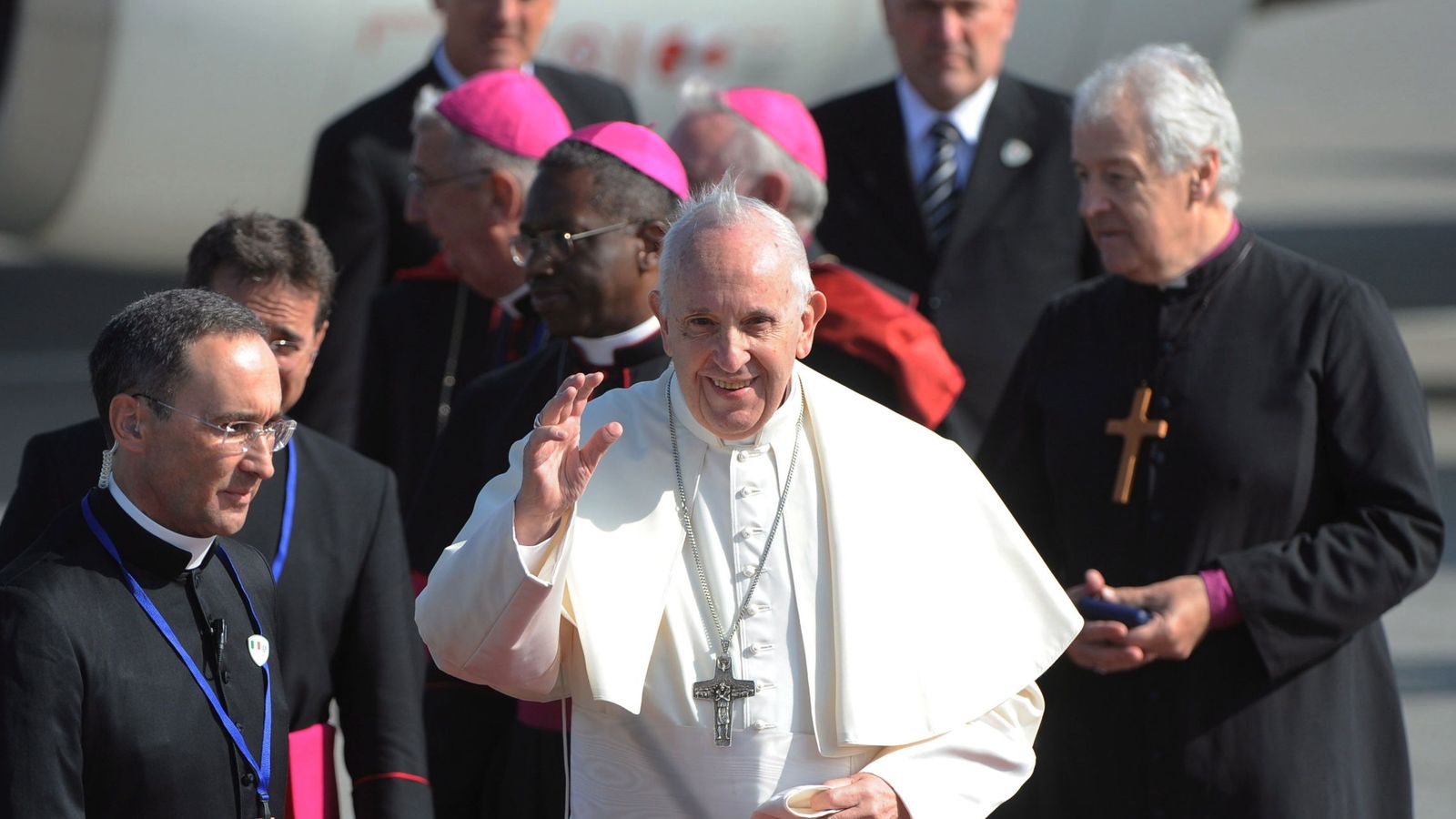 Foto: El papa Francisco, junto a otros clérigos a su llegada a Irlanda. (EFE)