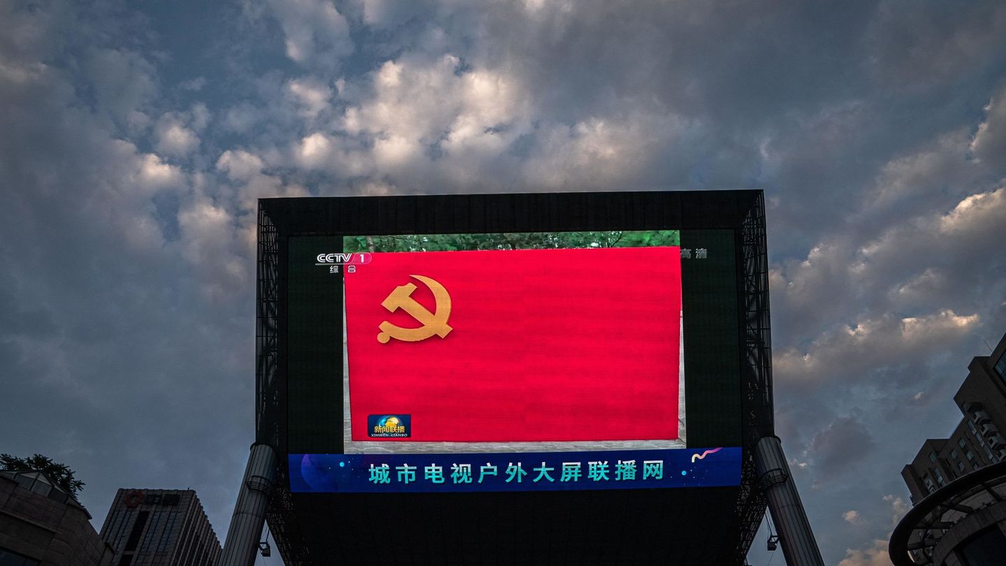 Una pantalla de grandes dimensiones muestra la bandera del Partido Comunista chino. (EFE)