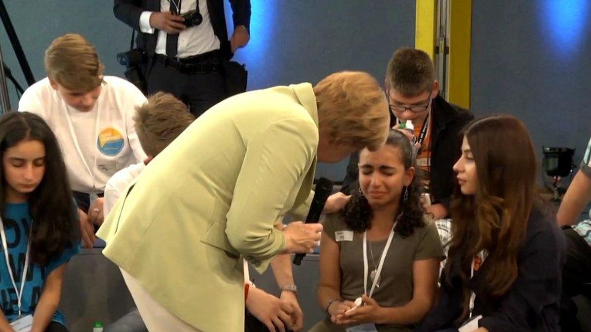 Una Merkel 'de hierro' hace llorar a una niña palestina: "A veces la política es dura"