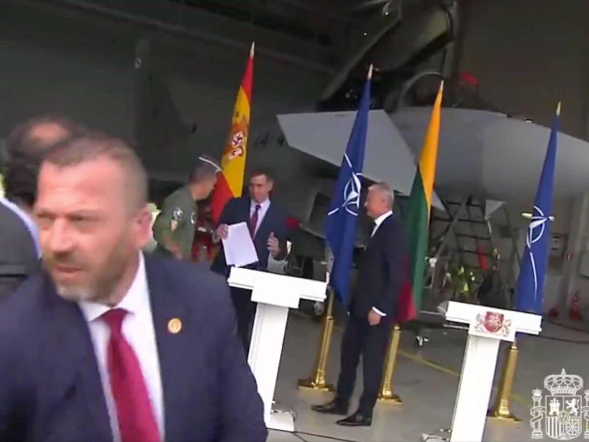 Foto: Momento de la irrupción en el discurso de Sánchez en la base de la OTAN en Lituania.