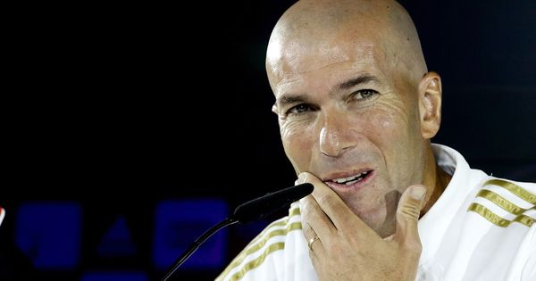 Foto: Zidane, en la sala de prensa con gesto de preocupación cuando se le habla de los motivos de las lesiones. (EFE)