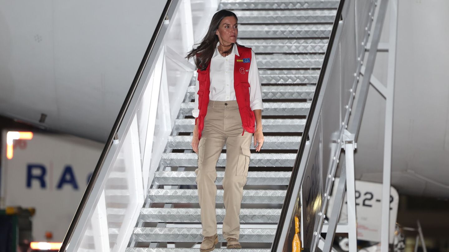 La reina Letizia aterriza en el Aeropuerto de Cartagena de Indias con pantalón de Stradivarius. (EFE /Villar López)