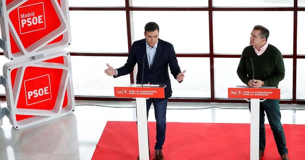 Foto: Pedro Sánchez y José Manuel Franco, líder del PSOE-M, este 9 de abril en rueda de prensa en Coslada. (EFE)