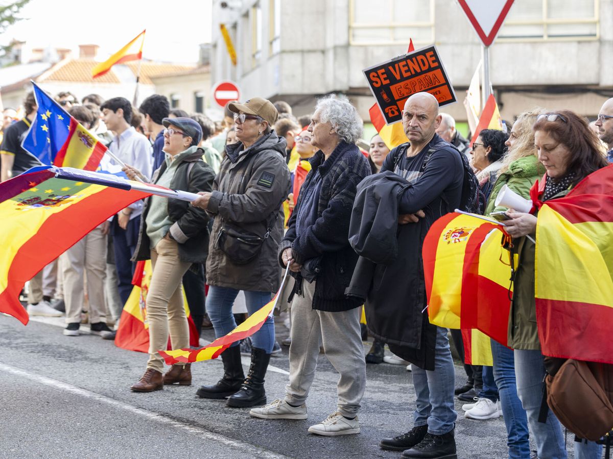 Foto: Decenas de personas durante una manifestación contra la amnistía, en Pontevedra, Galicia. (Europa Press/Beatriz Ciscar)