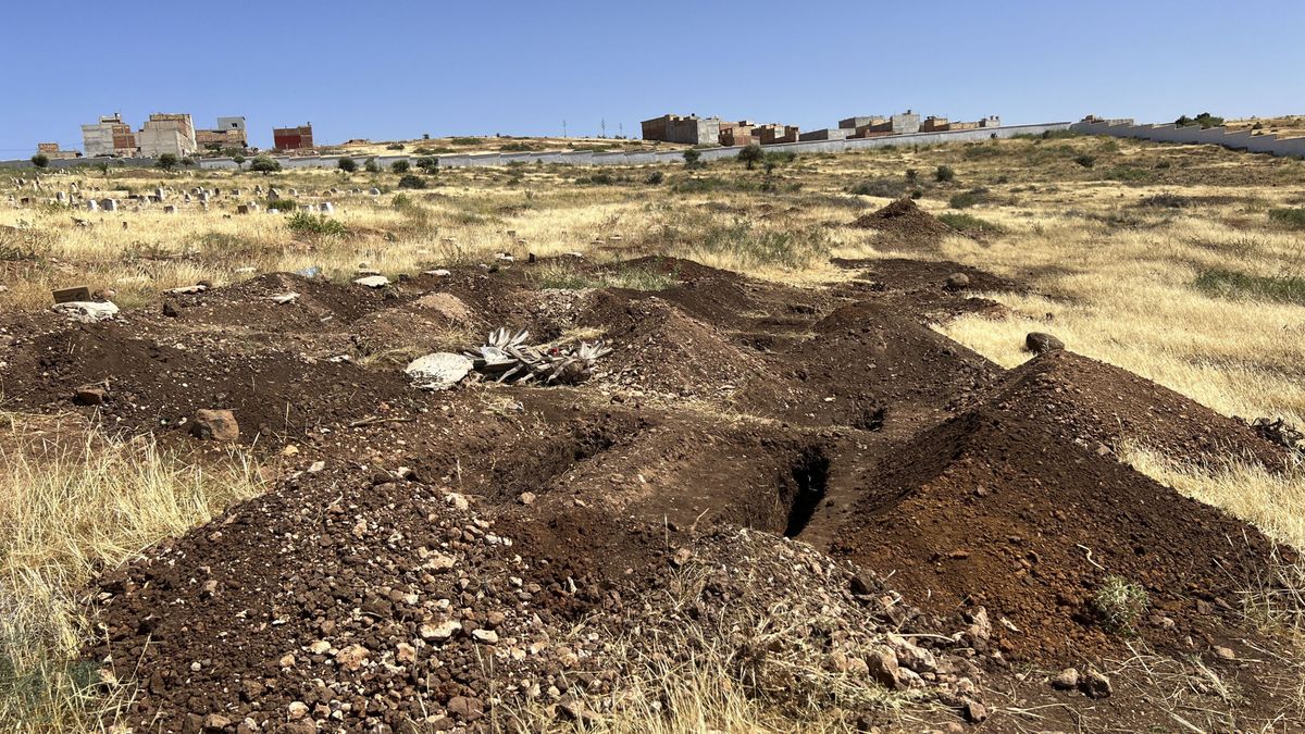Marruecos prepara fosas en Nador para los inmigrantes muertos en el salto a la valla de Melilla