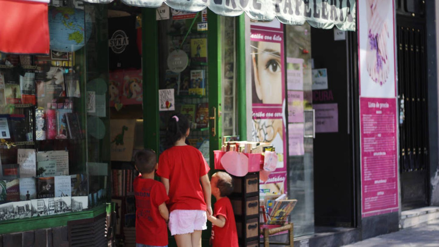 Unos niños se acercan curiosos a ver los libros de La Verde. (J. B.)