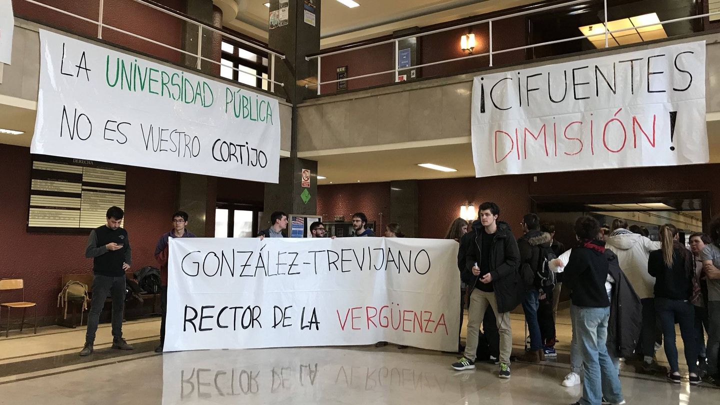 Protesta contra Trevijano y Cifuentes en la Complutense.