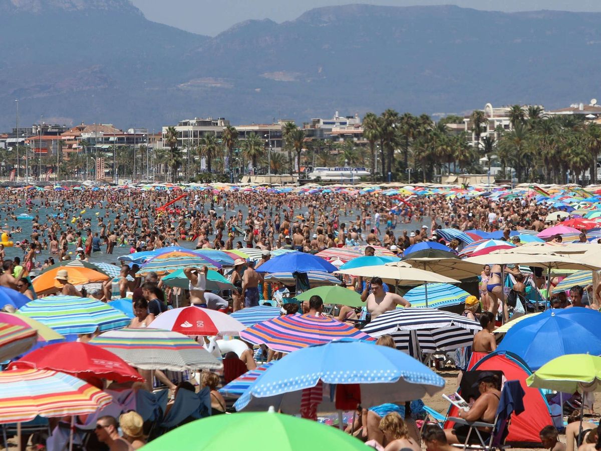 Foto: Playa de Salou, Tarragona, un día de agosto. (EFE)
