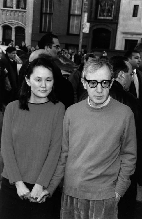 Woody Allen junto a Soon-Yi, en mayo de 2002. 