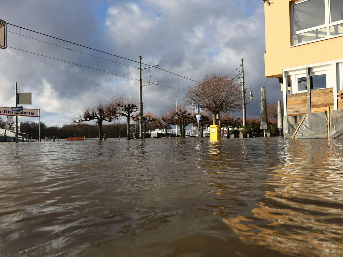 Foto: Un buzón de Deutsche Post en medio de una calle inundada. (Reuters/Wolfgang Rattay)
