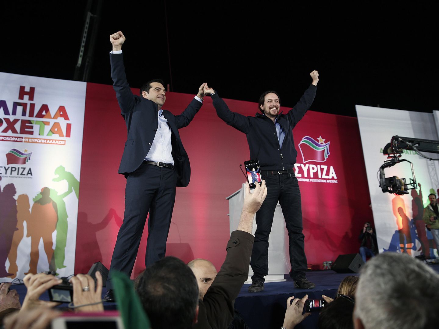 El líder de Syriza, Alexis Tsipras, junto a Pablo Iglesias durante un mitin en el centro de Atenas (Reuters).