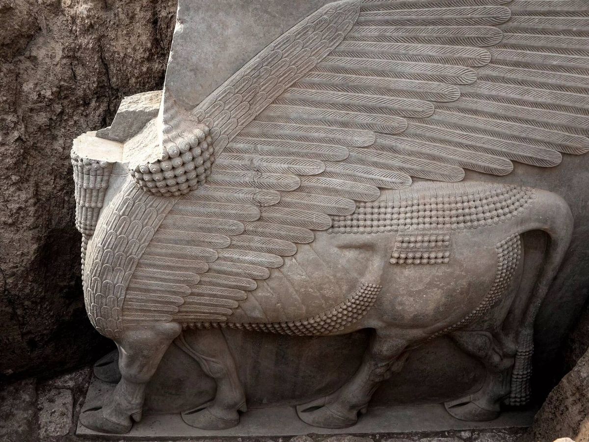 Foto: Desentierran la escultura de un dios asirio de más de 2.700 años y la imagen es así de espectacular (Zaid AL-OBEIDI/AFP)