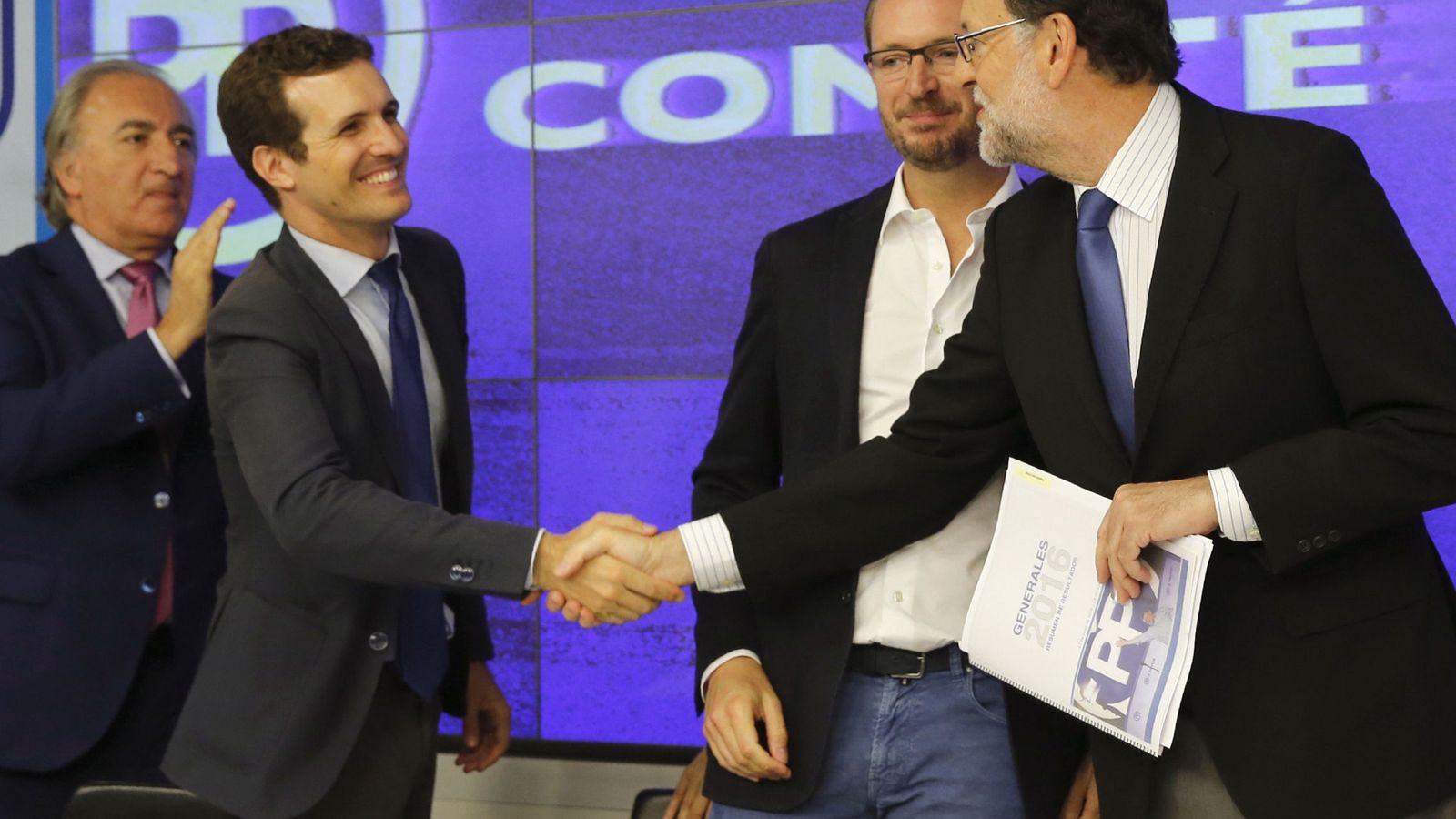 Foto: El presidente del Gobierno en funciones y presidente del PP, Mariano Rajoy (d), saluda al vicesecretario de Comunicación, Pablo Casado (2i). (EFE)