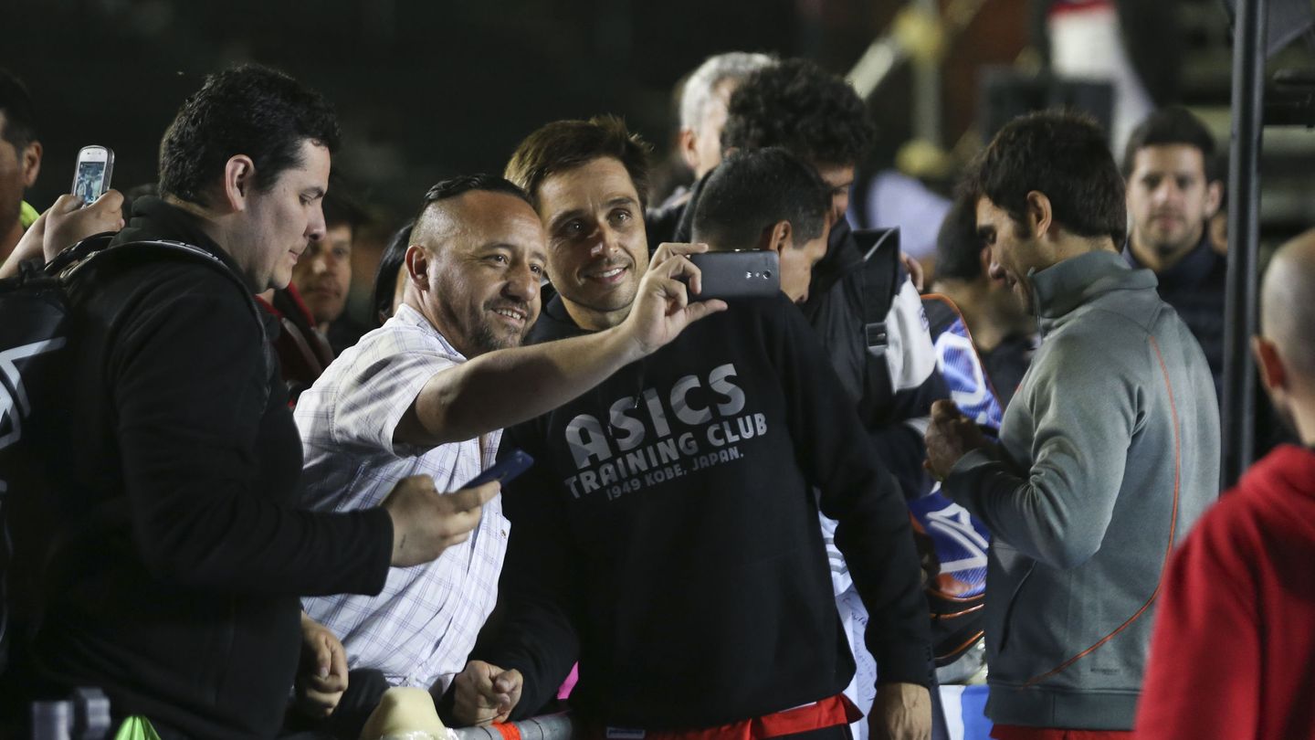 Fernando Belasteguín atiende a los espectadores en el Buenos Aires Padel Master (David Fernández/EFE)