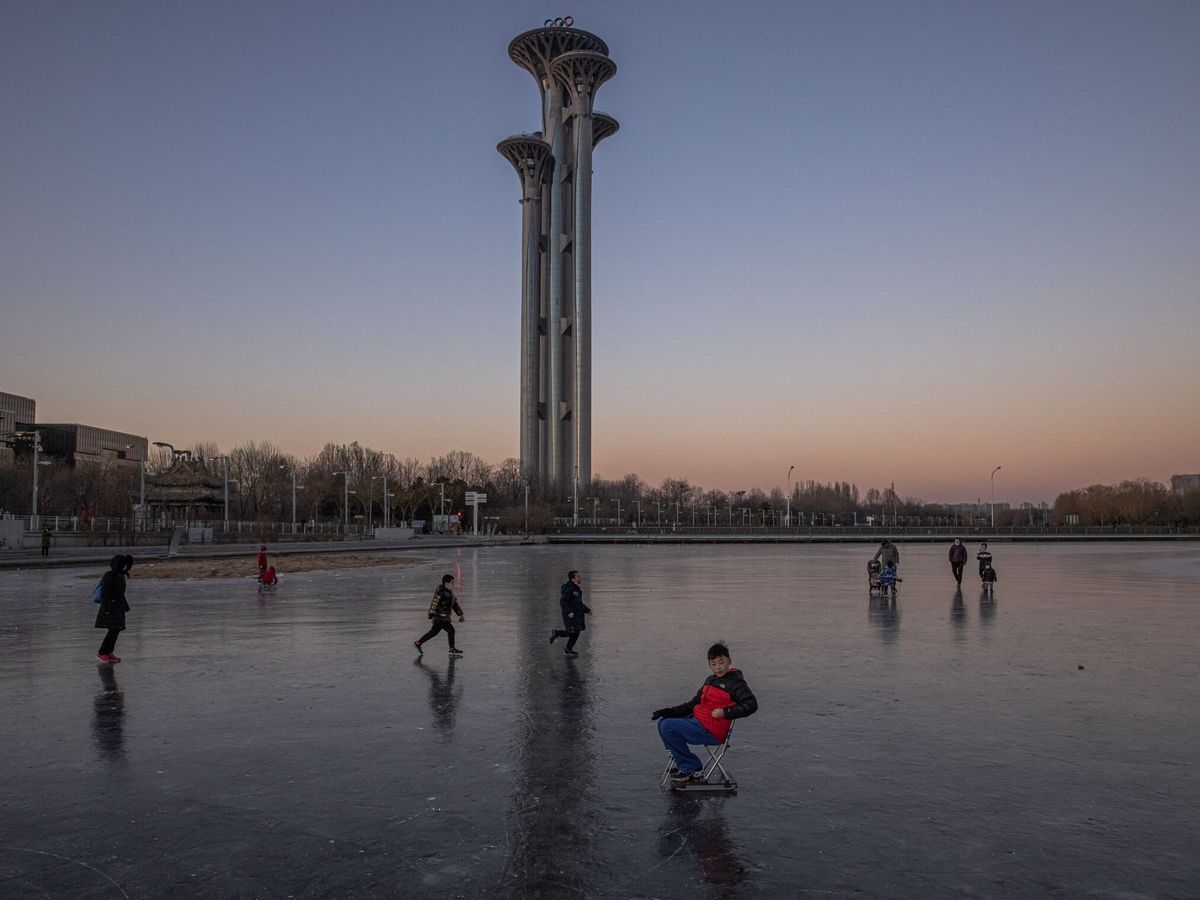 Foto: Varias personas patinan junto a la Torre Olímpica. (EFE/Roman Pilipey)