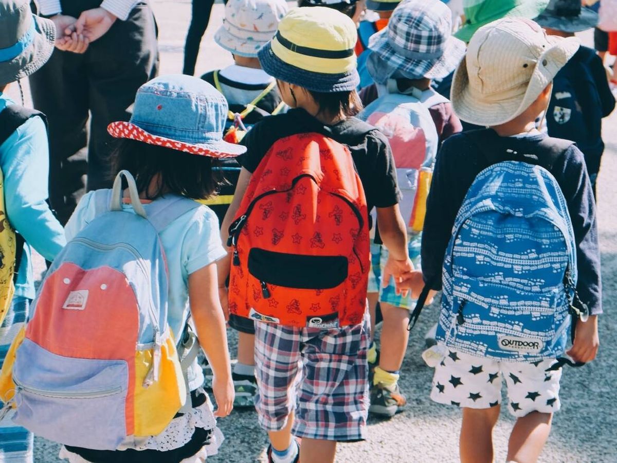 Foto: Niños que acuden a su centro escolar con sus mochilas. (Unsplash/Note Thanun)