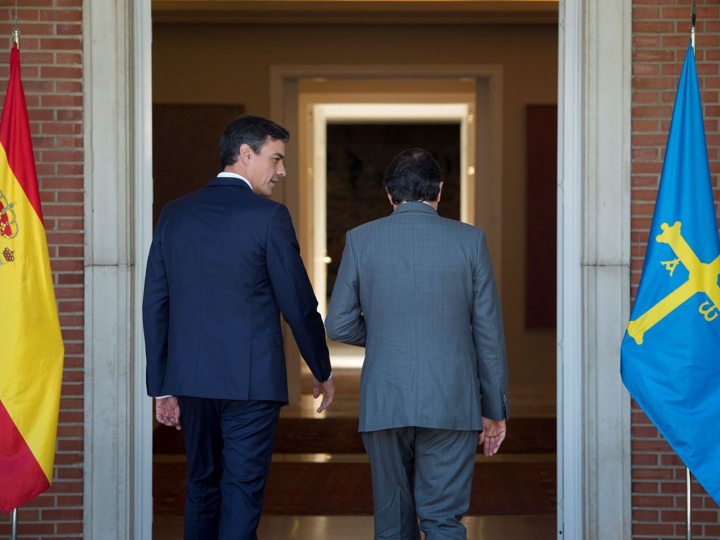 Pedro Sánchez y Javier Fernández entran en el palacio de la Moncloa para su reunión de este miércoles. (EFE)