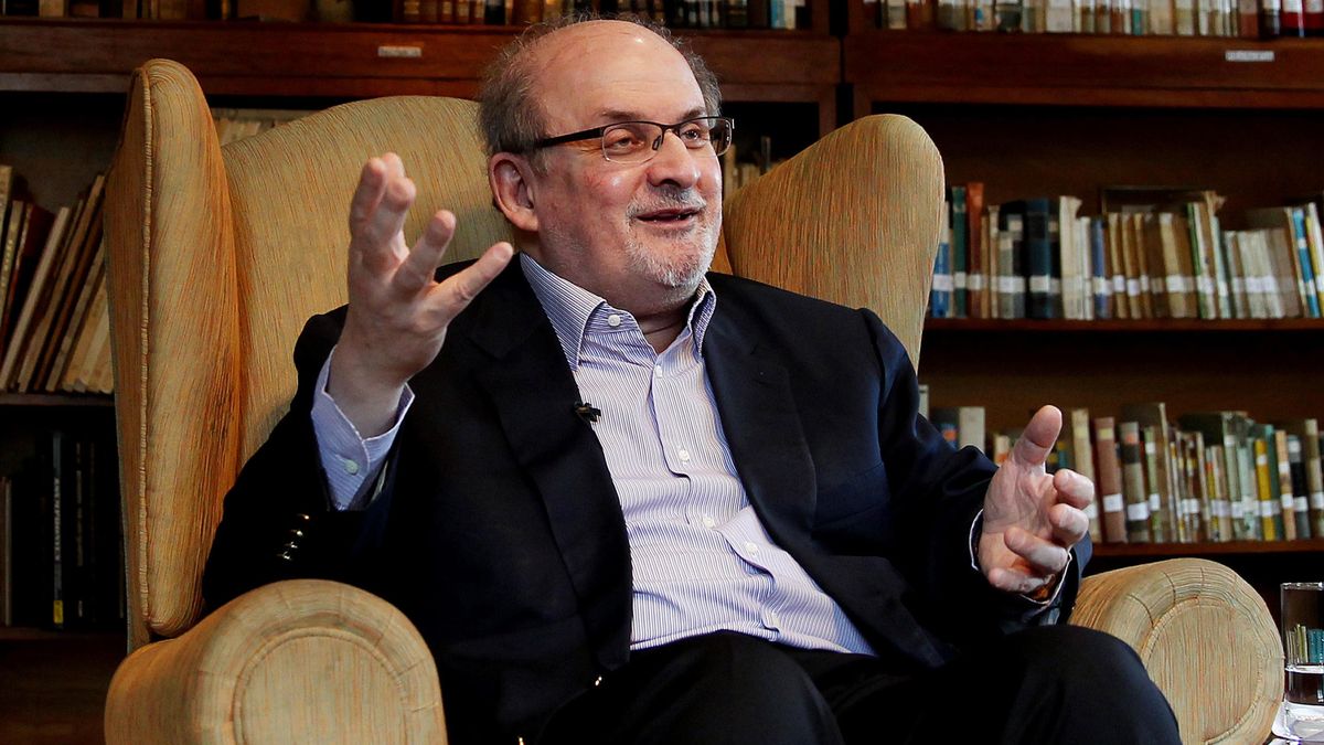 Retiran el respirador a Salman Rushdie tras el apuñalamiento y ya puede hablar