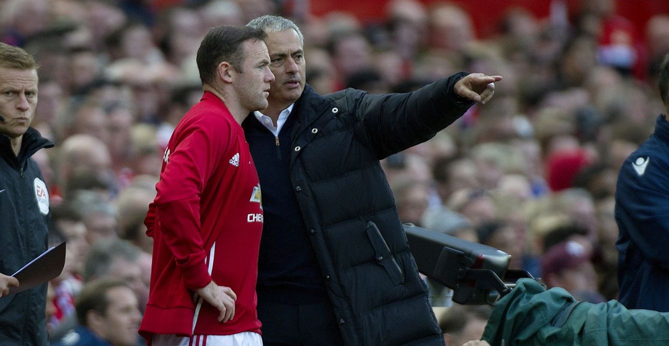 Wayne Rooney habla con Mourinho en el partido entre Manchester United y el Stoke City (EFE)