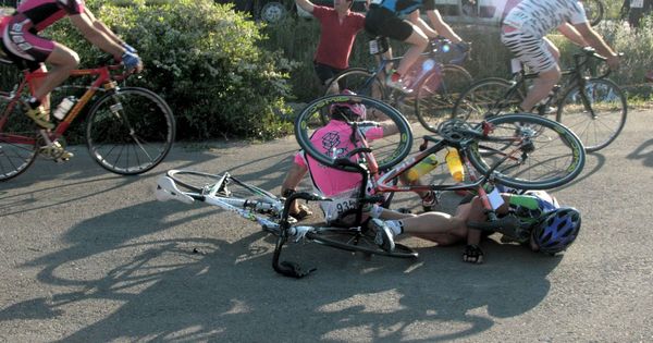 Foto: Dos ciclistas en el asfalto durante la carrera popular Quebrantahuesos. (EFE)