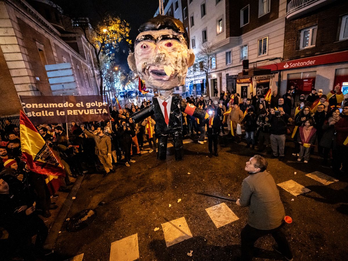 Foto: Unas 300 personas celebran la entrada del año nuevo en la calle Ferraz. (Europa Press/Diego Radamés)