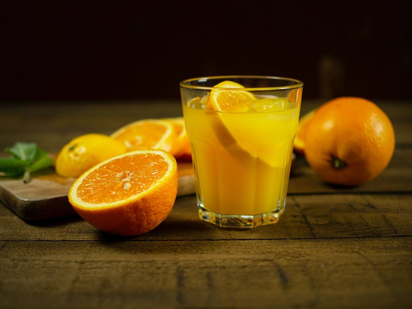 El zumo de naranja y otras bebidas con azúcar no son recomendables para antes de dormir. (Mateusz Feliksik para Unsplash)