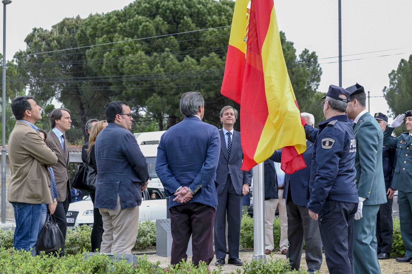 El alcalde de Boadilla, inaugurando una bandera de España en mayo de 2016 en una de las glorietas del municipio.