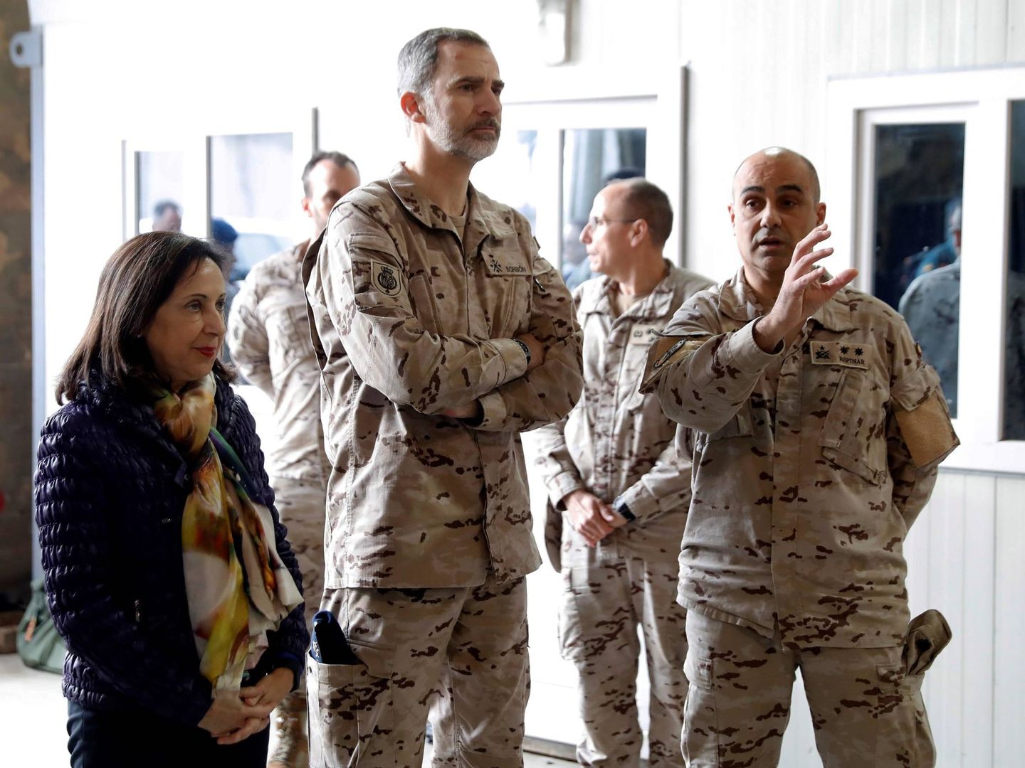 Felipe VI, junto a la ministra de Defensa, Margarita Robles, a su llegada a Bagdad. (EFE)